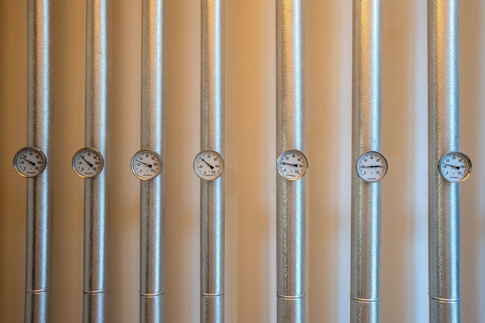 Réseau hydraulique et vannes dans local technique tertiaire