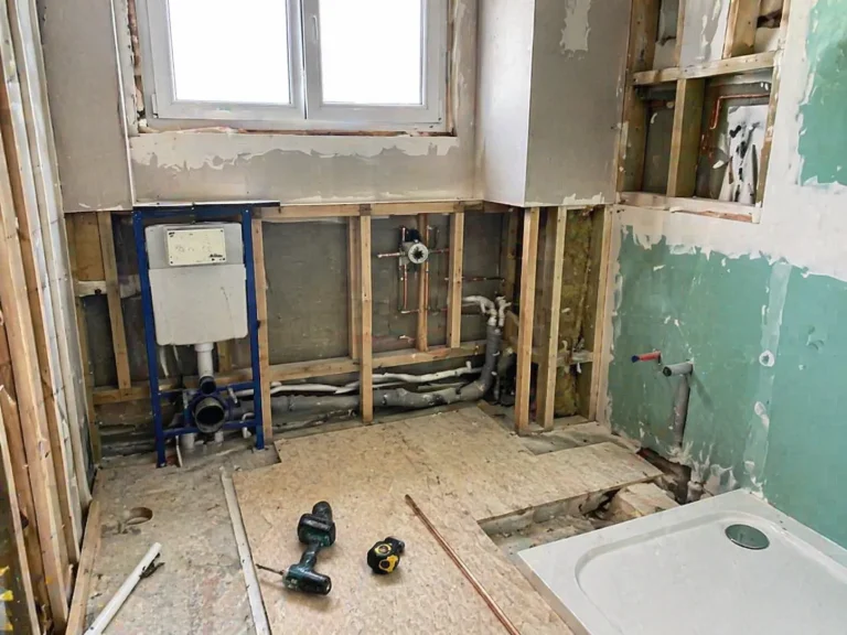 Réseaux de plomberie lors de la rénovation d'une salle de bains